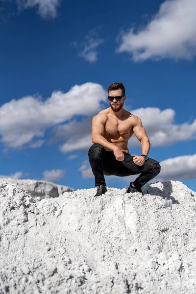 Uomo Con Corpo Perfetto Pompare Muscoli Seduto Una Cava Grigio — Foto Stock