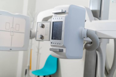 Modern klinikte uzaktan kumandalı X-ray cihazı. Roentgen aygıtının bir kısmına seçici odaklanma.