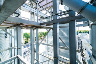 Modern fabrikanın güncel iç mimarisi. Yüksek panoramik pencereli çelik yapılar.