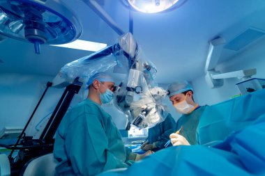 Cerrahın elindeki tıbbi aletler. Hastanede ameliyat süreci. Doktorlar ameliyat araçlarıyla ameliyat yapıyorlar.