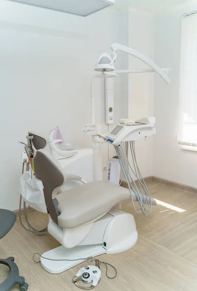Wnętrze Gabinetu Stomatologicznego Krzesłem Dentystycznym Narzędziami Stomatologicznymi Sprzętem Oświetleniowym Blue — Zdjęcie stockowe