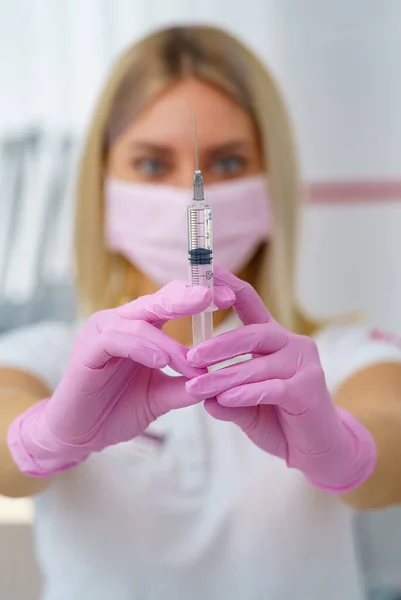 Læge Eller Sygeplejerske Hånd Lyserøde Handsker Holder Sprøjte Med Vaccine - Stock-foto