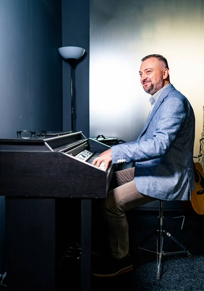 Мужчина Пианист Исполняет Классическую Музыку Человек Тренируется Играть Пианино Нежное — стоковое фото