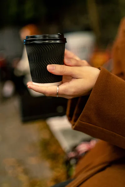 咖啡要走了人的手把纸杯放在室外 夜市背景 — 图库照片