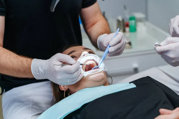 Dentes Branqueamento Processo Dentista Fornece Processo Paciente Cadeira Dentista Clínica — Fotografia de Stock