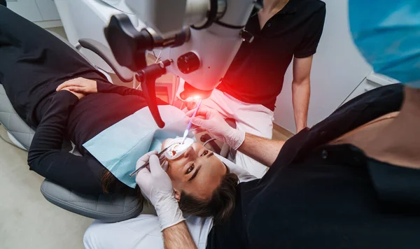 치과의 환자의 치아를 치과용 현미경으로 검사한다 현대의 클로즈업 선택적 — 스톡 사진
