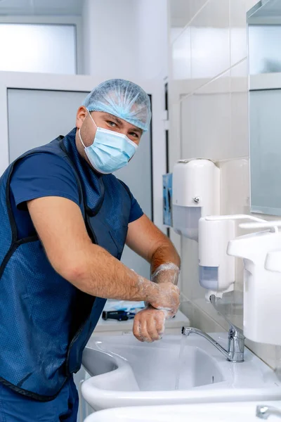 Surgeon Hospital Washing Thoroughly His Hands Performing Surgery Doctor Washing — Stock Photo, Image