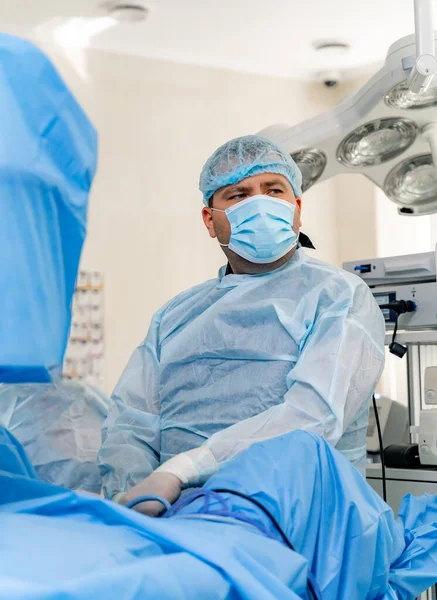 의사나 전문가의 초상화 초상화 수술복입은 수술실 배경에 수술을 클로즈업 — 스톡 사진