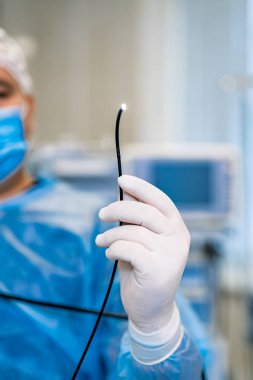 Distal uçta gastroduodenoskopi ve ameliyat odasındaki doktorların ellerinde manipülatör. Yakın çekim..