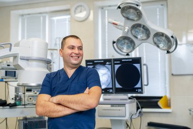 Hastanedeki ameliyathanede bir cerrah. Gülümseyen doktor el ele tutuşuyor. Hastanedeki ameliyathanede doktor var..