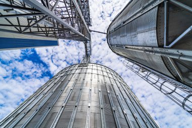 Çelik tahıl asansörlerinin altından bak. Modern fabrika. Seçici odak.