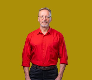 Kırmızı gömlekli gülümseyen kendinden emin kıdemli iş adamı. Eller düz. İş stili kavramı