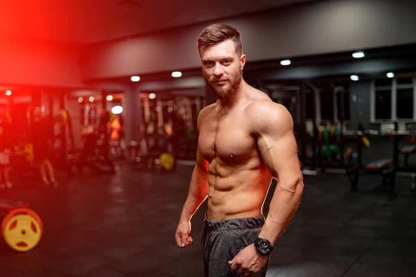 Tipo Deportivo Muy Musculoso Bebiendo Proteína Fondo Rojo Oscuro Con — Foto de Stock