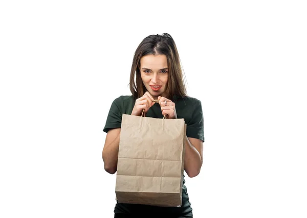 Женщина Держит Сумку Продуктами Белом Фоне Бумажный Пакет Лица Изолированный — стоковое фото