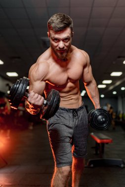 Güçlü vücutlu bir atlet spor salonunda egzersiz yapmaya çalışıyor. Aşağıdan bak. Bir sporcunun duyguları..