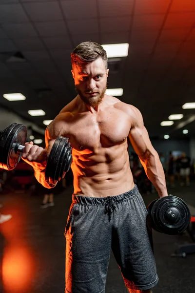 Adatto Giovani Uomini Che Sollevano Manubri Facendo Allenamento Palestra Sport — Foto Stock