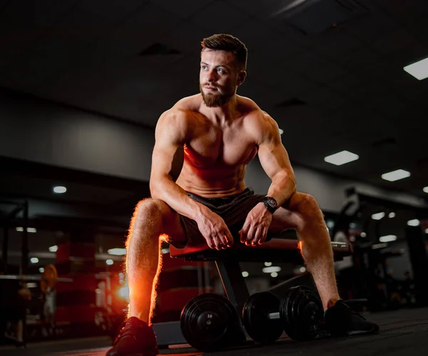 Culturismo Hombre Fuerte Forma Descansando Banco Después Levantar Pesas Muscular — Foto de Stock