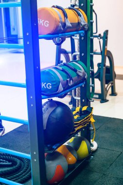 Ağırlıklı mekanik toplar. Spor salonundaki spor aletleri. Yakın plan. Spor, spor ve spor konsepti.