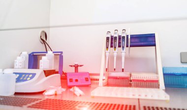 Laboratuvarda test ediliyor. Kimyasal araştırma. Önlem olarak. İlaç düşürücü ve test kalemleri.