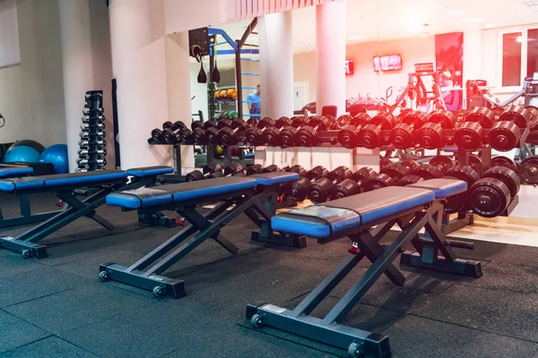 Moderne Sporthalle Sportgeräte Für Das Training Bänke Zum Gewichtheben Sportkonzept — Stockfoto