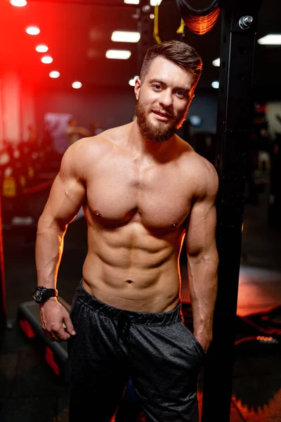 Bodybuilder Poseert Mooie Sportieve Mannelijke Kracht Fitness Gespierde Man Zonder — Stockfoto