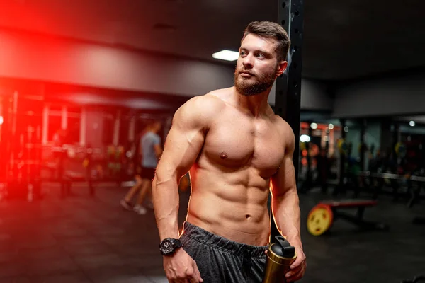 Horizontaal Portret Van Een Gespierde Man Een Grote Sportschool Achtergrond — Stockfoto