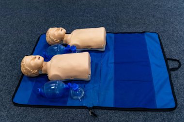 Paramedikler tarafından kullanılan eğitim mankeni. Tıbbi eşyalar için özel bebekler.