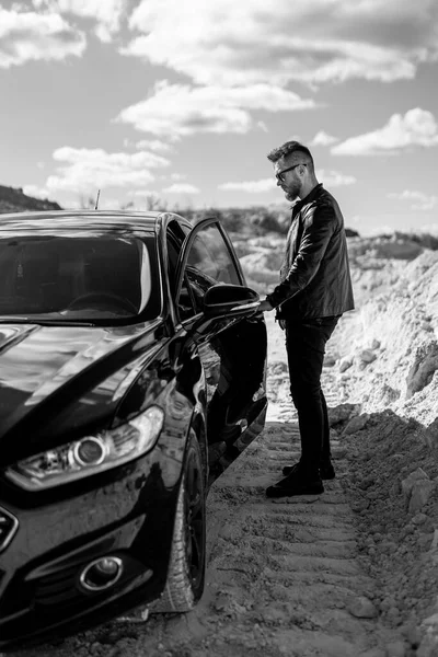 在好车附近吸引优雅而严肃的男人 豪华汽车旁的马可人 有选择的重点 黑白照片 — 图库照片