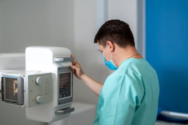 Modern dijital florograf. Röntgen cihazı. Doktor klinikte tıbbi malzeme kullanıyor..