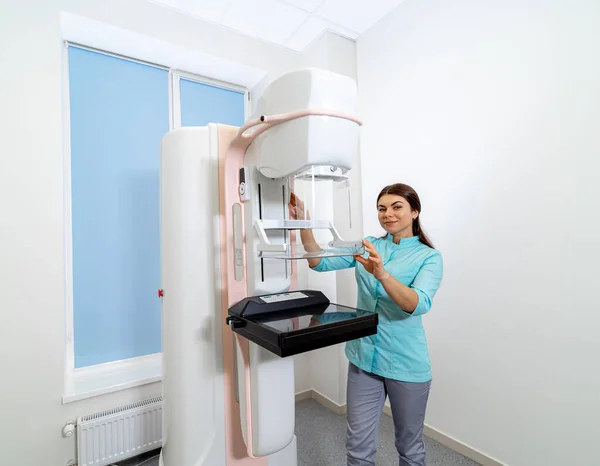 Röntgengerät Für Brustuntersuchungen Mammographie Ärztin Steht Neben Medizinischem Gerät Nahaufnahme — Stockfoto