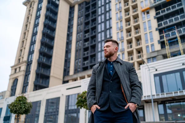 Retrato Joven Hombre Negocios Guapo Parado Fuera Edificio Moderno Vista —  Fotos de Stock