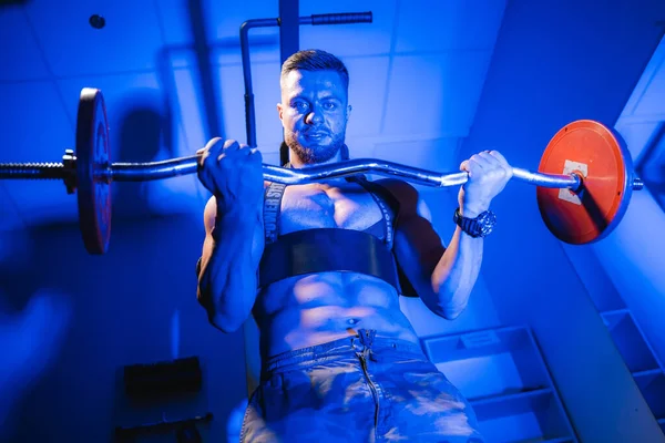 Atletische Man Sportschool Oefenen Lange Halter Bankdrukken Bodybuilder Met Perfect — Stockfoto