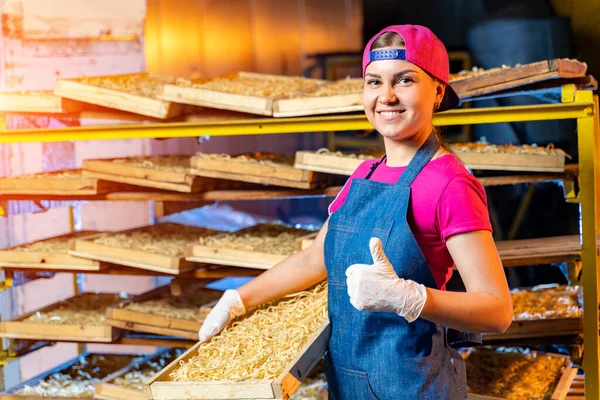 Pastaproduktion Vid Fabrik Trälådor Med Nudlar Bagarhänder Industriellt Arbete Teknikproduktionsanläggningen — Stockfoto