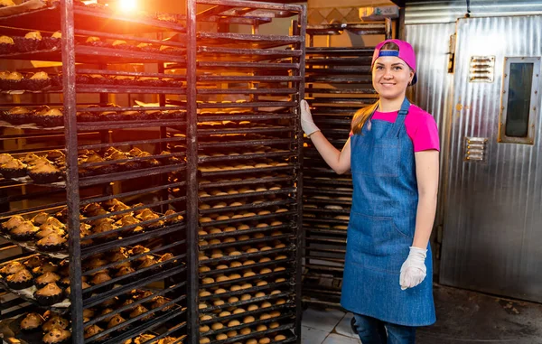 Bagaren Håller Varmt Bröd Bakgrunden Hyllor Med Bröd Bageriet Industribrödsproduktion — Stockfoto