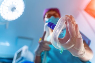 Kadın doktor hastaya oksijen maskesi takıyor. Hastanın gözünden bak. Bulanık arkaplan