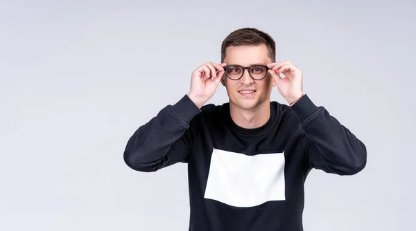 Schöner Mann Mit Moderner Brille Auf Hellgrauem Hintergrund Lässiger Pullover — Stockfoto