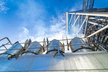 Çatıdaki yüksek tankların oradan bak. Depo için fabrika. Seçici odak.