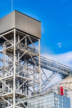 Silo depolama için iki metal yüksek tank arasında köprü. Güncel inşaat.