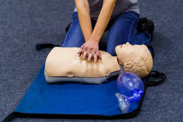 Démonstration Compression Thoracique Poupée Médicale Est Simulateur Pour Formation Premiers — Photo