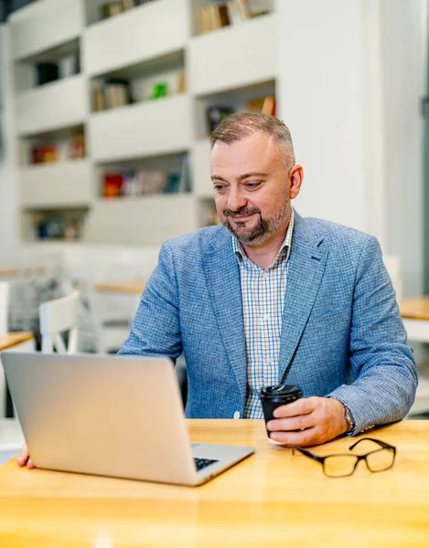 Starší Podnikatel Pracující Notebooku Důvěryhodný Generální Ředitel Úřadu — Stock fotografie