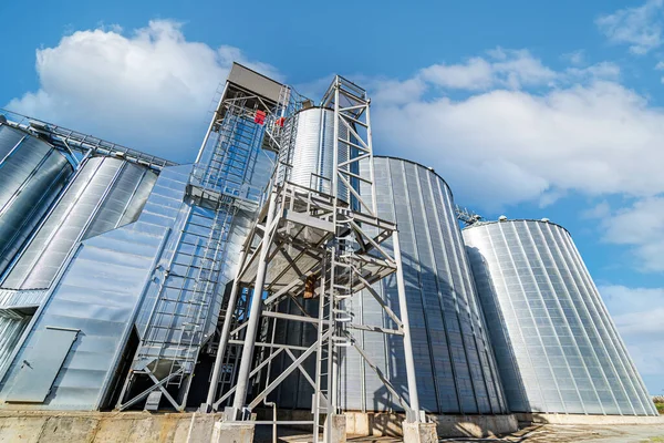 Vista Desde Abajo Elevadores Grano Acero Moderna Fábrica Actualizada Enfoque —  Fotos de Stock