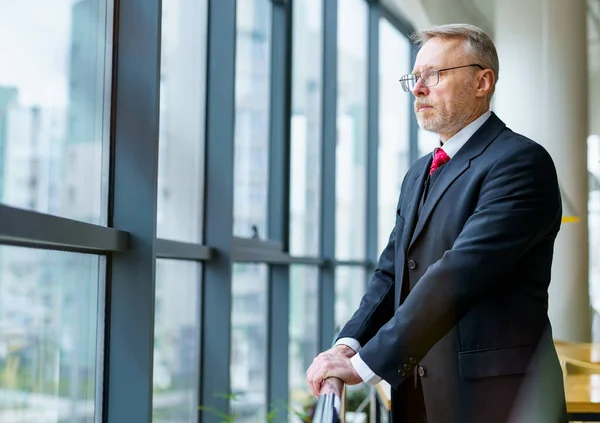 Nachdenklicher Geschäftsmann Mittleren Alters Anzug Der Zum Fenster Blickt Ausruhen — Stockfoto