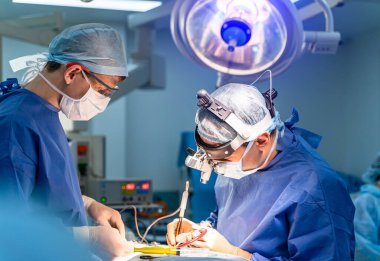 Ameliyat masası, lambalar, ultra modern cihazlar, teknoloji, yüksek teknoloji iç mekan, tıp konsepti. Nöroşirürji ameliyatı.