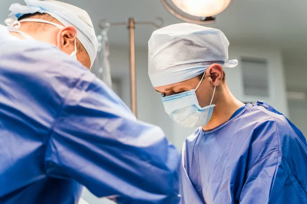 Хірурги Працюють Операційній Лікарняний Фон Роботі Працюють Два Чоловіки Лікарі — стокове фото
