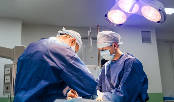 Процес Операції Нейрохірургії Нейрохірурги Операційній Кімнаті Сучасним Обладнанням Медичний Фон — стокове фото