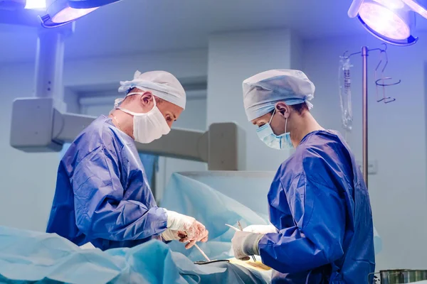Neurocirurgiões Realizando Cirurgia Sala Cirurgia Moderna Brilhante Sala Operações Equipamentos — Fotografia de Stock