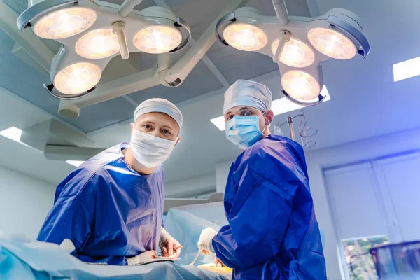 Medici Sala Operatoria Con Attrezzature Neurochirurgia Dottori Stanno Operando Contesto — Foto Stock