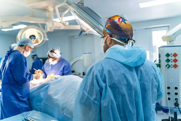 Operationssaal Krankenhaus Mit Robotertechnischer Ausrüstung Maschinenarm Neurochirurg Lebensrettendes Konzept — Stockfoto