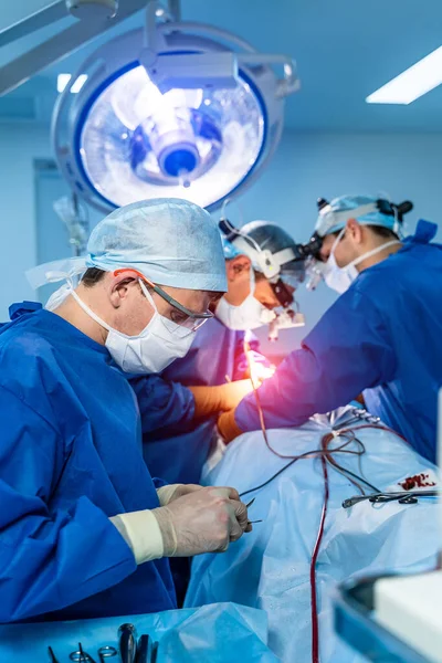 Artsen Een Moderne Operatiekamer Medische Hulpmiddelen Voor Neurochirurgie Achtergrond Operatiekamer — Stockfoto