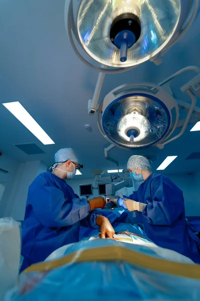 Нейрохирурги Работают Операционной Больничное Прошлое Два Врача Мужчины Работе Концепция — стоковое фото